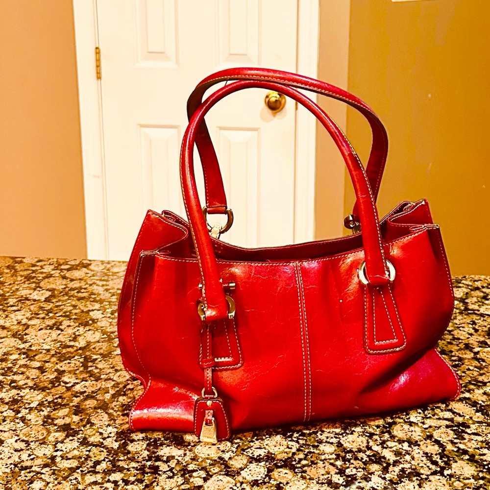 Gorgeous & Classy Burgundy Liz Claiborne Tote Hand Bag . This Bag is Classy.